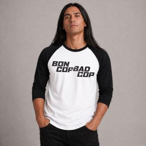 Modèle portant le t-shirt baseball BCBC Logo blanc manches noires, collection Bon Cop Bad Cop